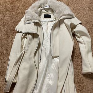 Beautiful coat. Mink fur collar. Detachable layers